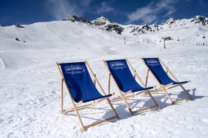 Die Liegestühle beim Bergrestaurant Alpetta bringen Entspannung während den Skiferien in Scuol