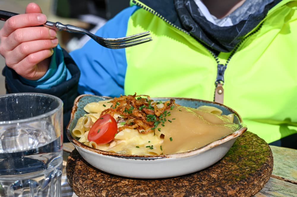 Das Bergrestaurant Prui in Scuol bietet währschaftes Essen für Familien