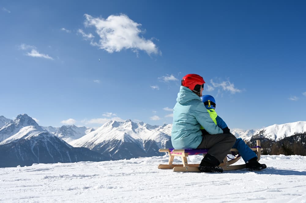 Die Schlittenfahrt von Prui nach Ftan ist ein prima Tipp für Skiferien in Scuol mit Kindern