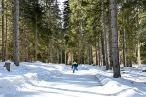 Das Schlittschuhfahren auf dem Eisweg in Sur En ist eine einmalige Aktivität für die Skiferien in Scuol mit Kindern