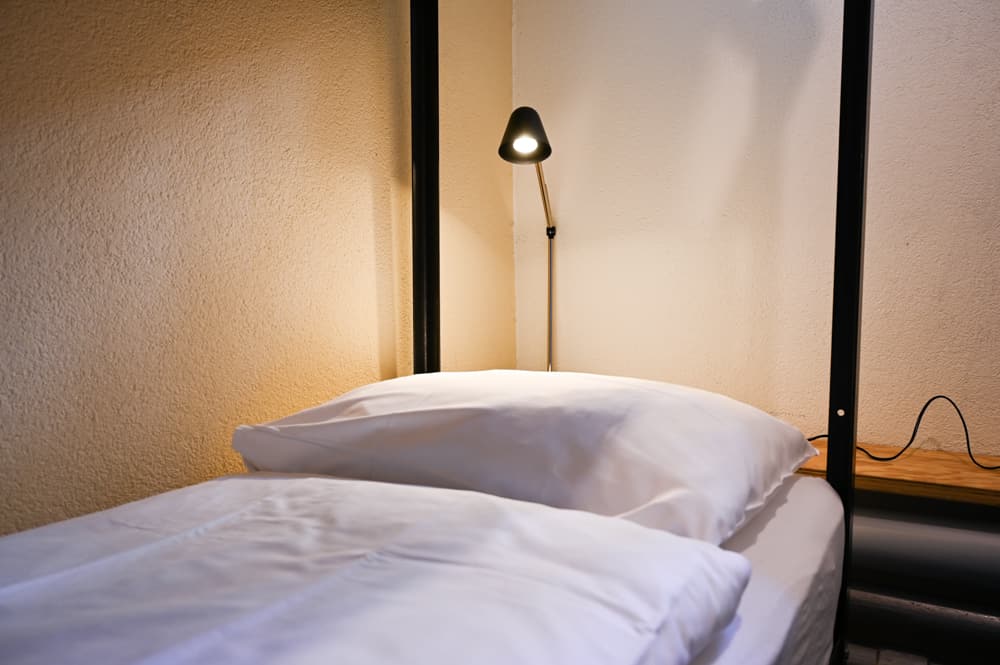 Die Zellen des Gefängnishotel Barabas sind sehr gemütlich ausgestattet für eine familienfreundliche Übernachtung in Luzern