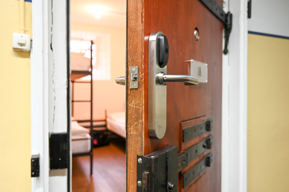 Blick von der Gefängnistüre ins Dreibettzimmer im Barabas Hotel in Luzern