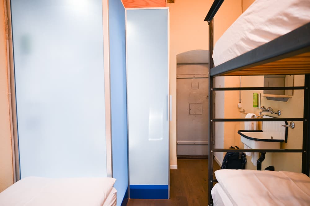 Das Dreibettzimmer in der Unterkunft Barabas in Luzern hat ein eigenes Badezimmer