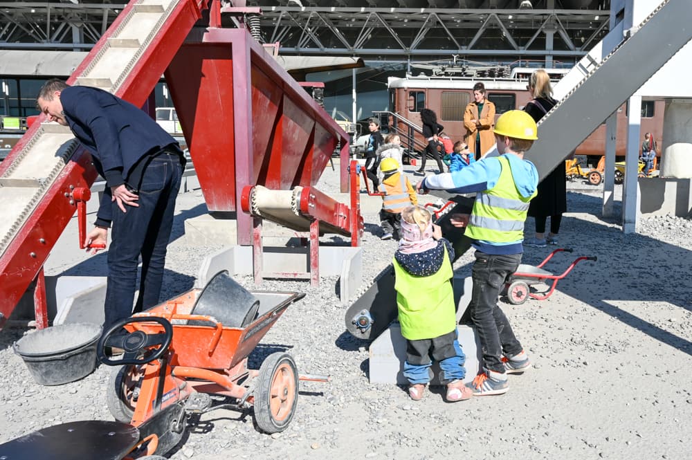 In der Strassenbauarena im Verkehrshaus Luzern werden kleine Besucher zu Bauarbeiter