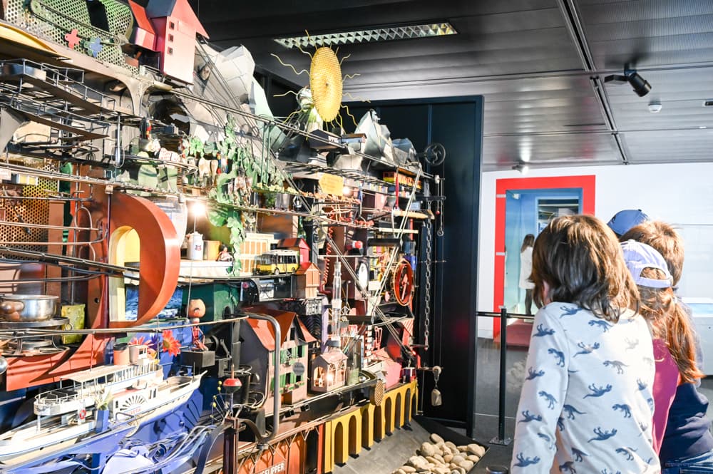 Der Tourismusflipper im Verkehrshaus Luzern zeigt die Wirkung eines Touristen in der Schweiz