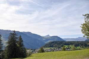 Die Aussicht vom Grillplatz auf der familienfreundlichen Biketour in der Lenzerheide ist wunderbar
