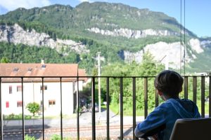 Die Ferienwohnung im Swisspeak Resort hat eine grandiose Aussicht auf die Bergwelt des Berner Oberlands