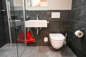 Die Ferienwohnung im Swisspeak Resort ist mit einem schönen Badezimmer mit Dusche ausgestattet