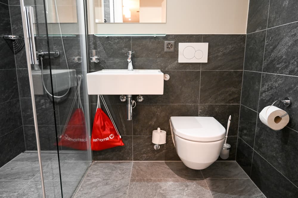 Die Ferienwohnung im Swisspeak Resort ist mit einem schönen Badezimmer mit Dusche ausgestattet
