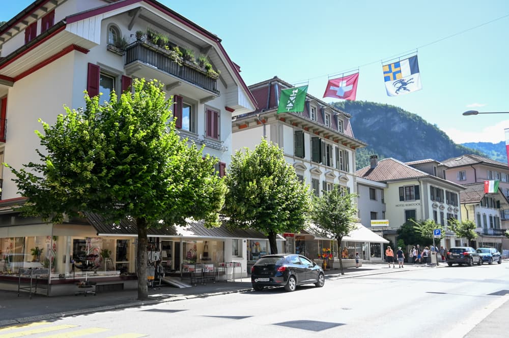 An der Hauptstrasse in Meiringen im Haslital gibt es zahlreiche Shops und Restaurants
