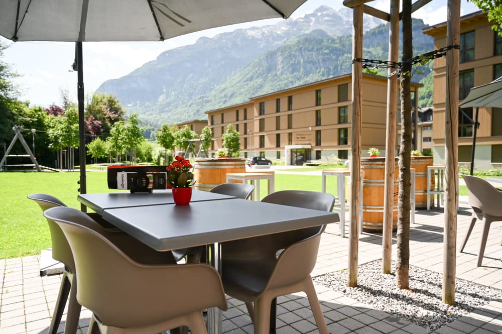 Zu unserer Ferienwohnung im Swisspeak Resort gehört auch ein Bistro mit schöner Terrasse