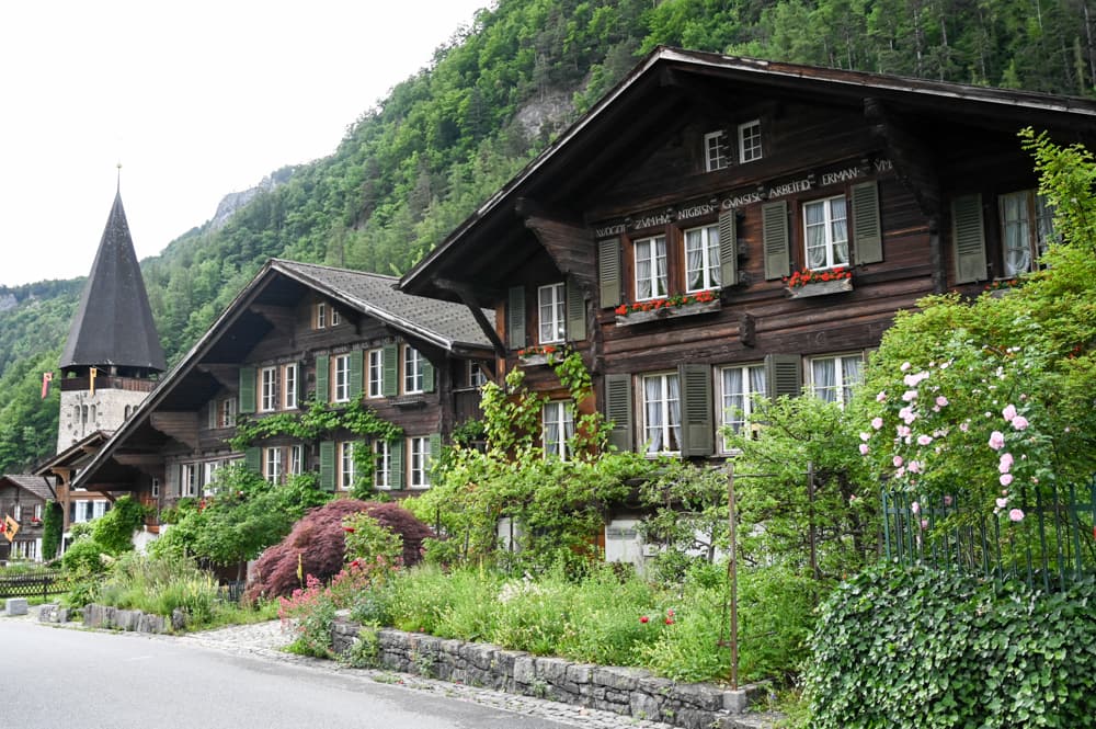 Beim Spaziergang durch Meiringen entdeckt man viele typische Holzhäuser
