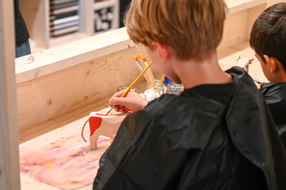 Die Kinder können in der Trauffer Erlebniswelt selber ein Holztier anmalen oder sogar schnitzen