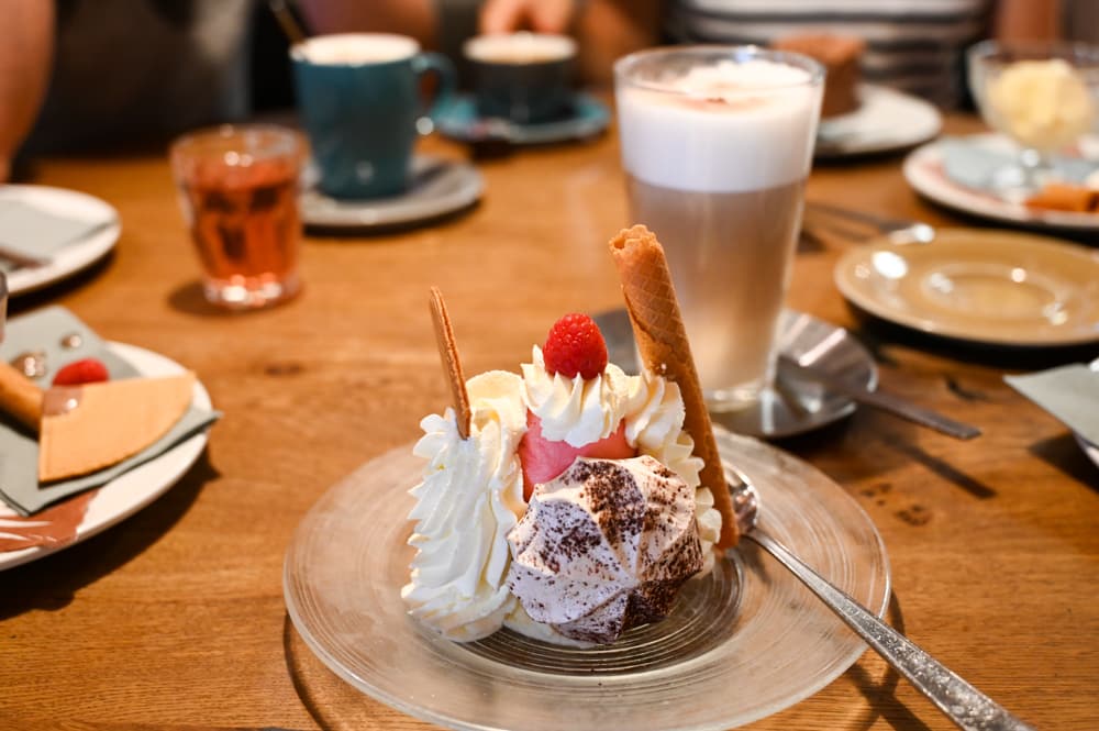 Meringues sind eine Spezialität in Meiringen und werden gerne mit Glace und Schlagrahm serviert