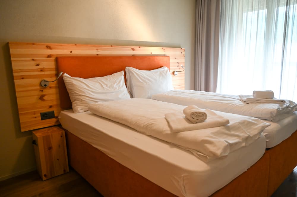 Das Schlafzimmer unserer Ferienwohnung in Meiringen hat ein schön grosses Bospringbett