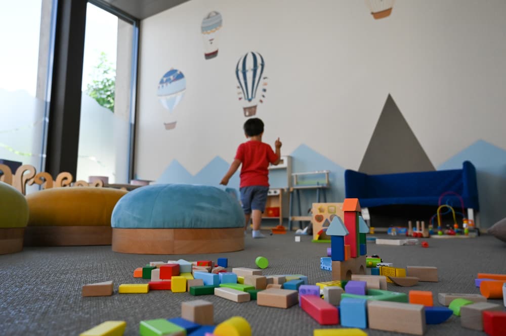 Das Spielzimmer im Ferienresort Swisspeak Resort ist perfekt für einen Regentag