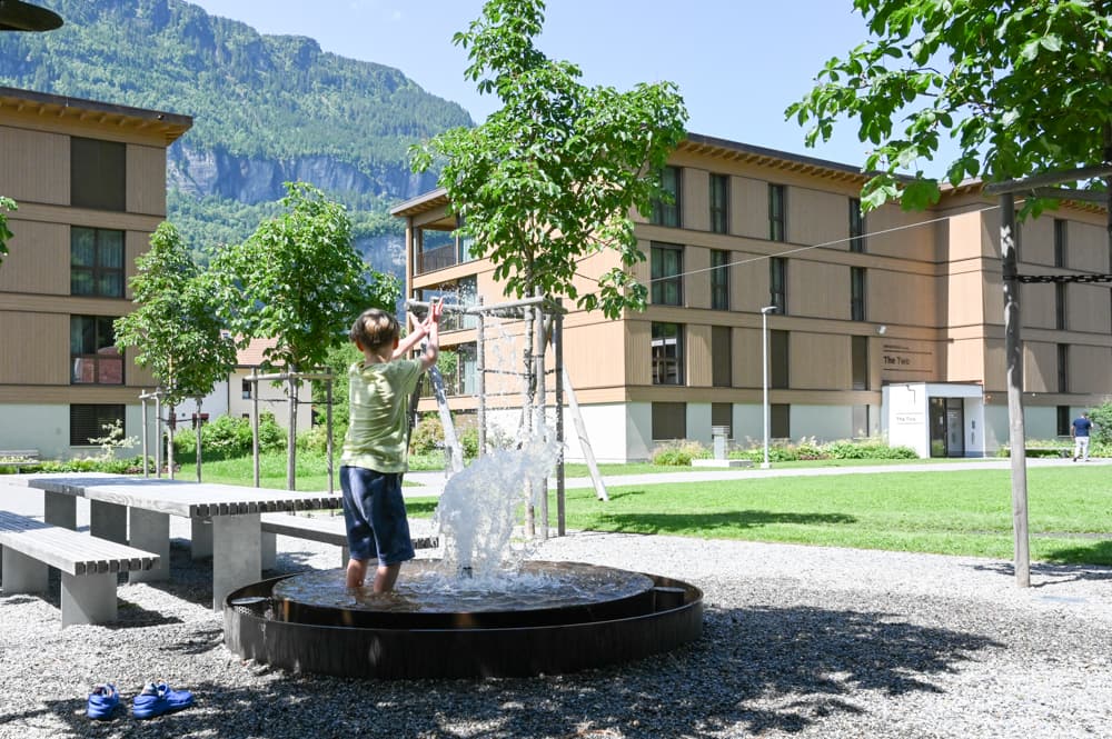 Unsere Ferienwohnung in Meiringen hat einen schönen Spielplatz mit Brunnen