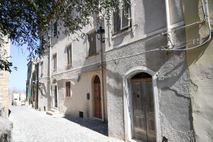 Castelsardo im Norden Sardiniens hat eine tolle Altstadt und lohnt sich für einen Zwischenstop mit dem Wohnmobil bei der Reise durch Sardinien