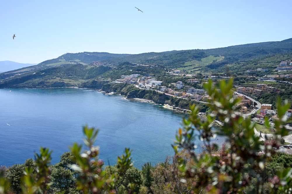 Auf der Campingreise durch Sardinien ist der Aufstiegin die Altstadt von Castelsardo ein Highlight