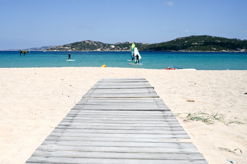 Kitesurfer und Windsurfer treffen wir auf unserer Sardinienreise in Porto Pollo