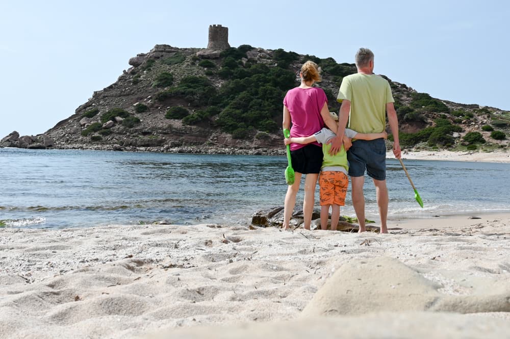 Der Strand Spiaggia di Porticciolo nahe Alghero ist eine hübsche Badebucht am Fuss des authentischen Torre