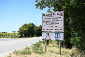 Hinweistafel für die Anreise über die Passage du Gois auf die Ile de Noirmoutier