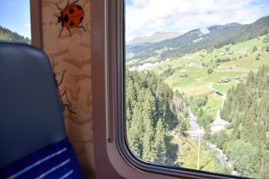 Die Fahrt mit der Rhätischen Bahn von Chur nach Arosa ist aussichtsreich