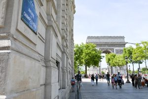 Vom Arc de Triomphe geht es direkt zum familienfreundlichen Sightseeing auf die Champs Elysées