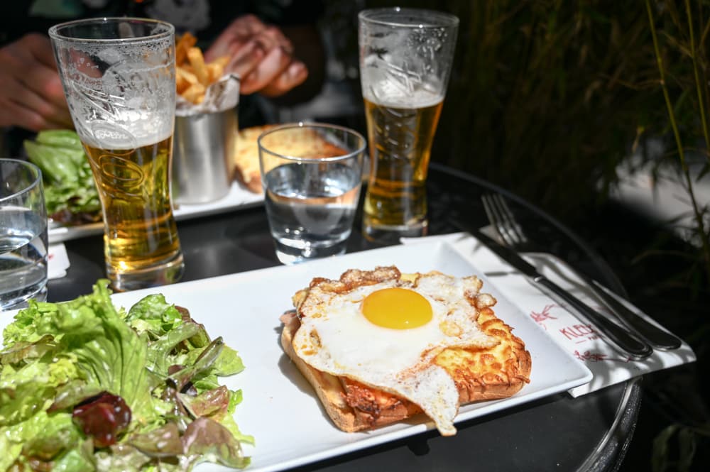 Der Besuch einer Brasserie darf beim Städtetrip nach Paris mit Kindern nicht fehlen