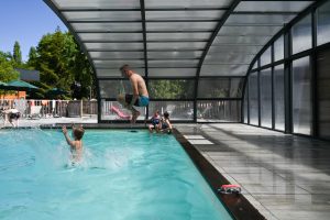 Der familienfreundliche Campingplatz in Versailles bei Paris hat ein geheiztes und gedecktes Schwimmbad