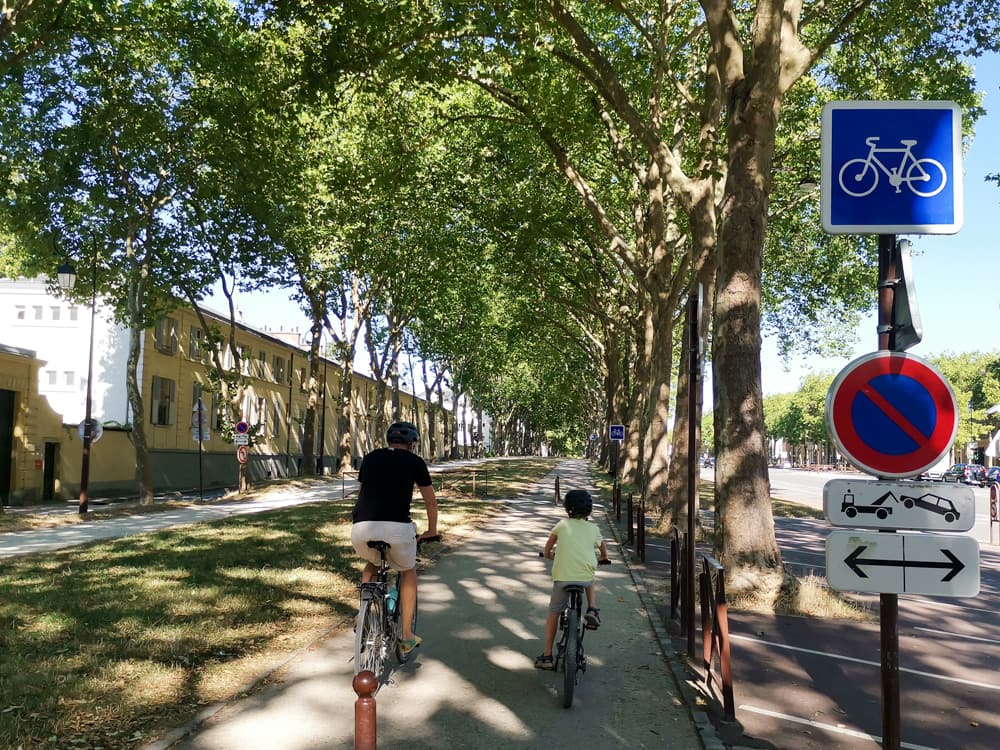 Paris hat viele Fahrradwege für familienfreundliches Sightseeing auf dem Fahrrad