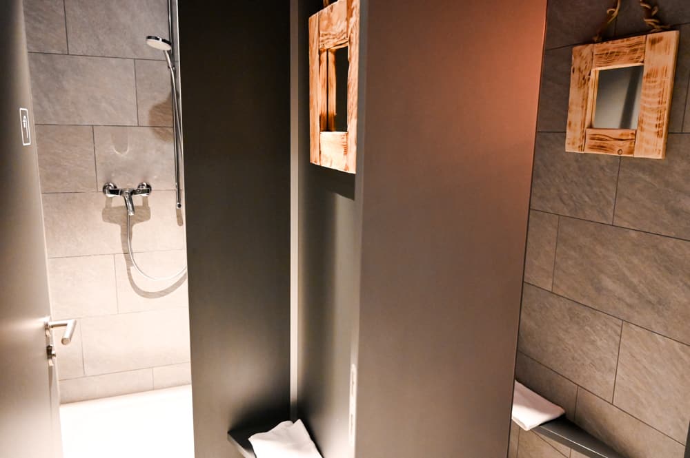 Duschen im Kapselhotel am Flughafen Zürich