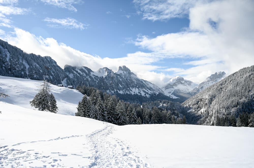 Winterwanderung im verschneiten Alpstein Gebiet im Appenzell